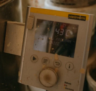 Display screen on the instrument